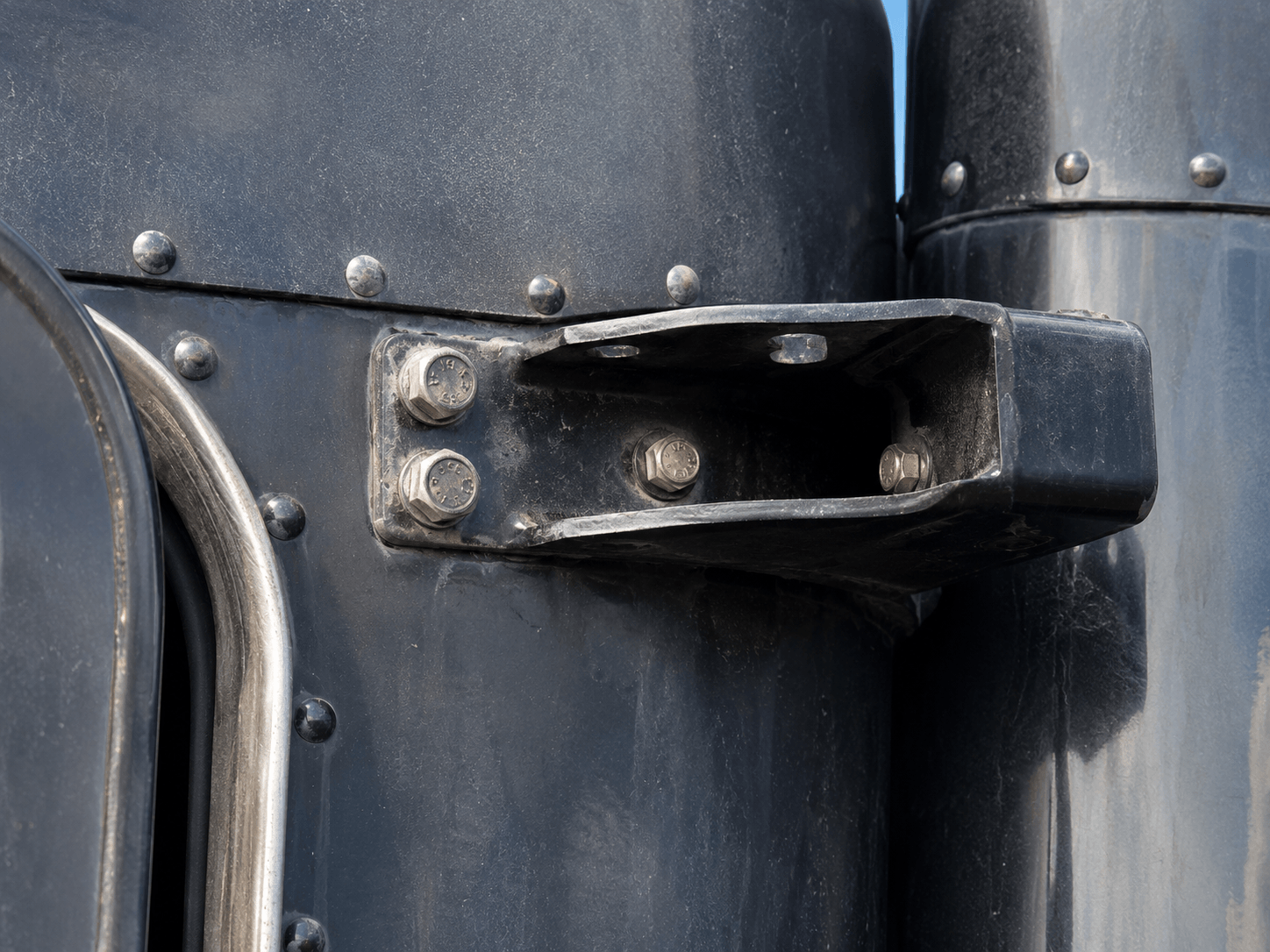 Peterbilt exhaust bracket close-up