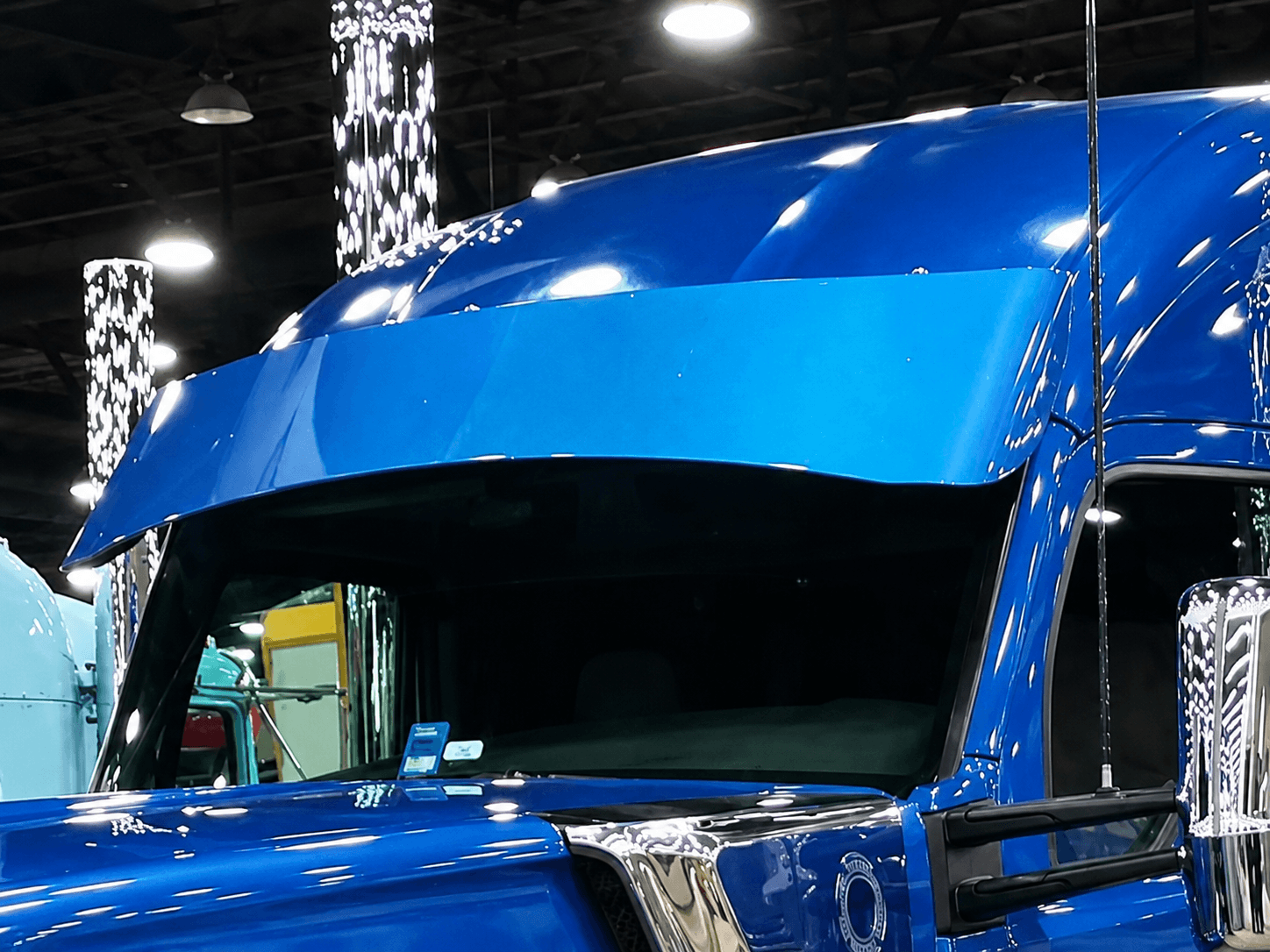 Kenworth W990 curved painted visor Kenworth W990 curved painted visor