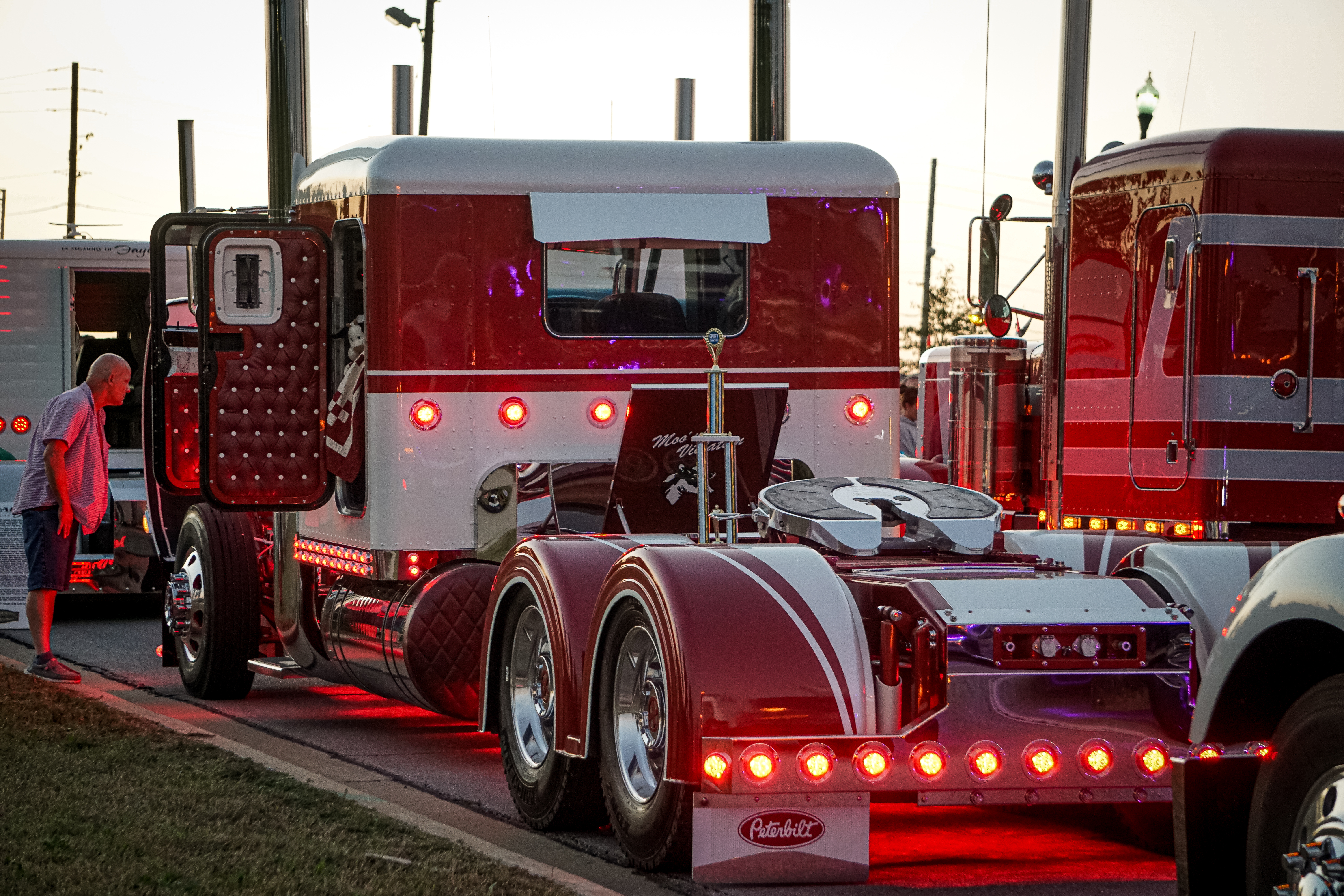 Mooving Violation Pete 379 Rear T Lightbar and Full Fender Design